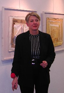 Portrait de Christiane Colmagro devant ses œuvres.