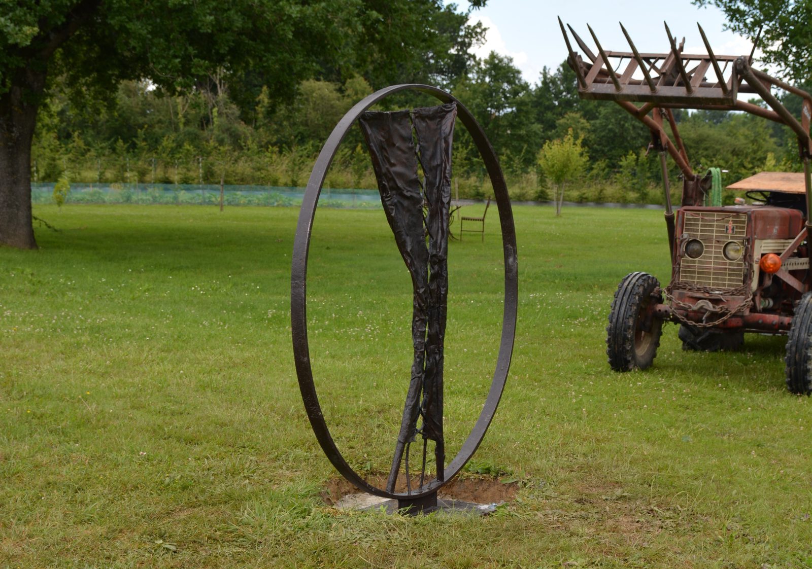 « En roue libre », 2016 — installation in situ, un tracteur en arrière-plan.
